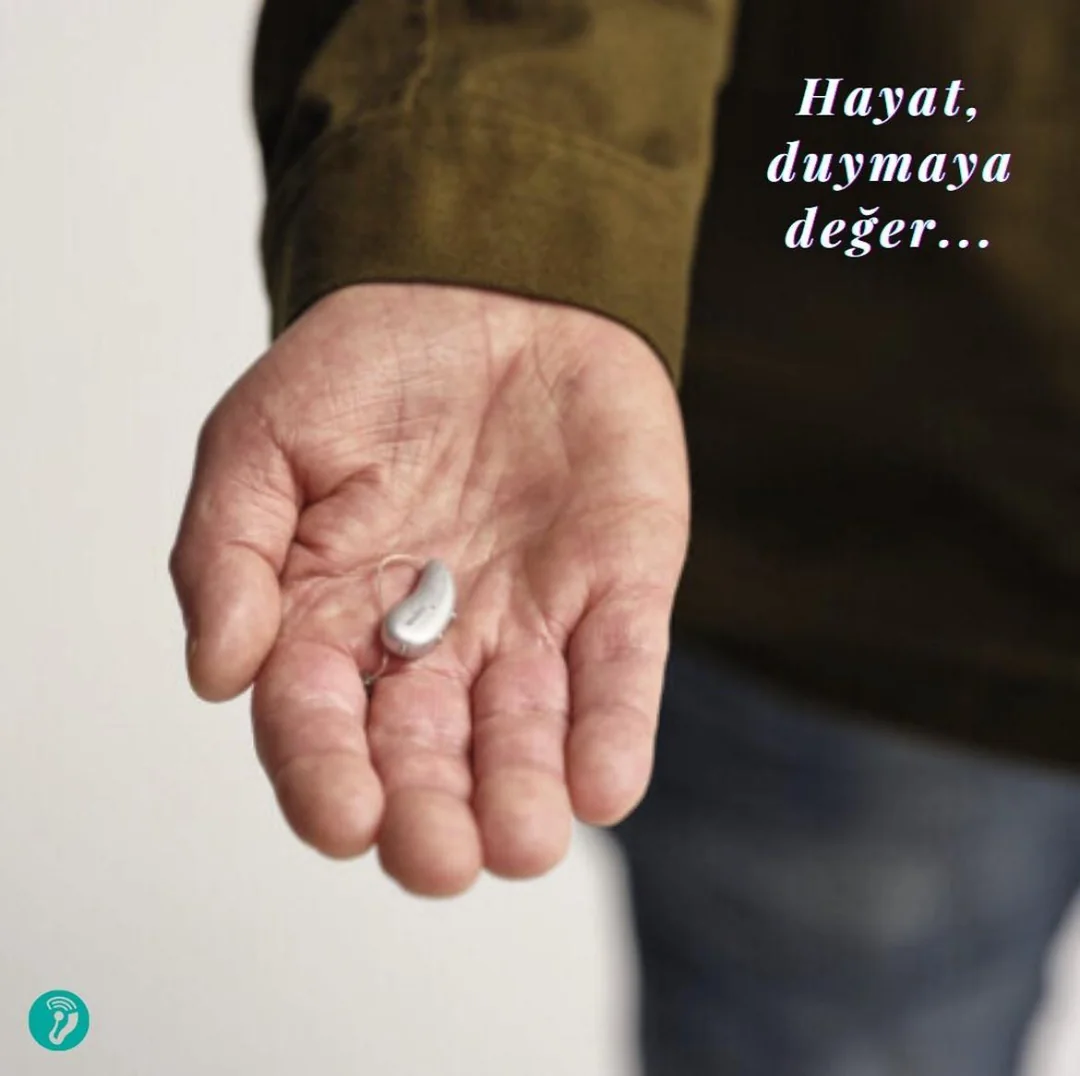 Hayat duymaya değer - elinde işitme cihazı